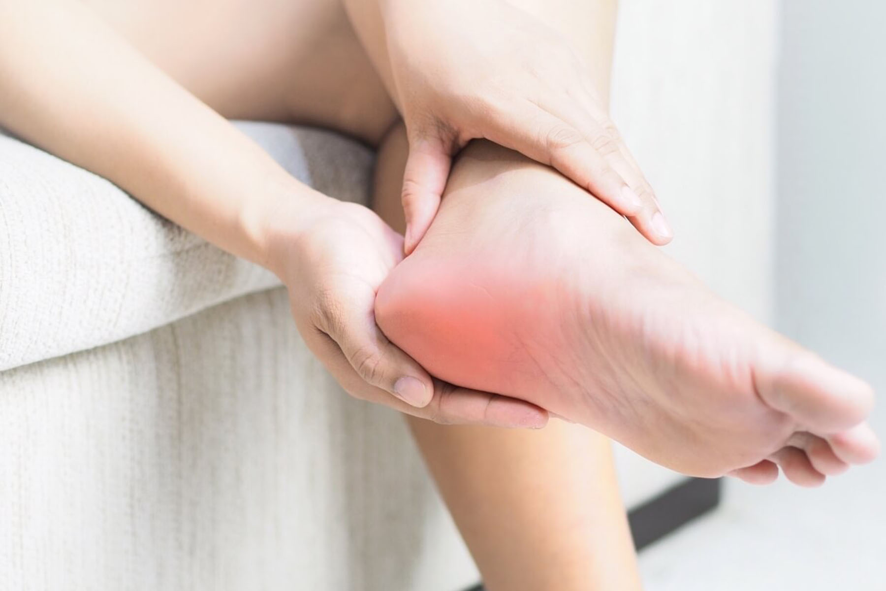 Жжение в ногах причины у женщин лечение. Плоскостопие боль в пятке.